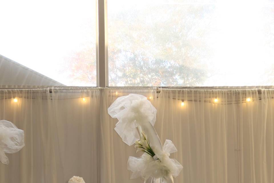 Refined wedding décor