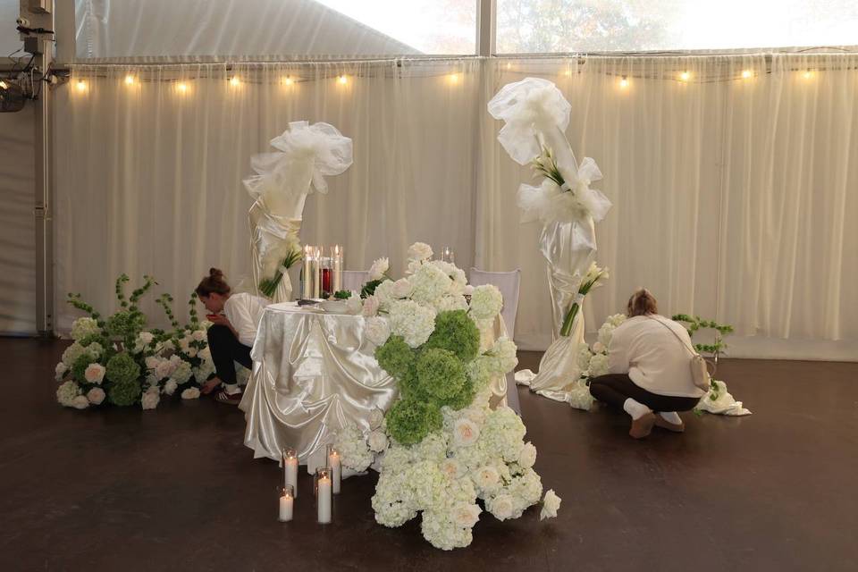 White & green head table