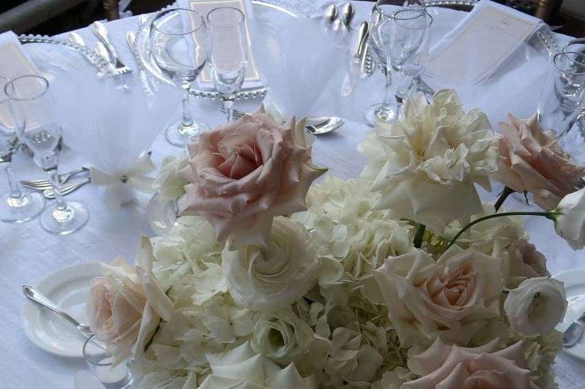 Gentle white & pink décor