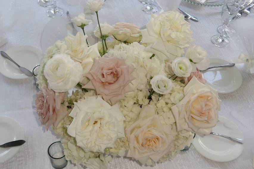 White & pink table décor