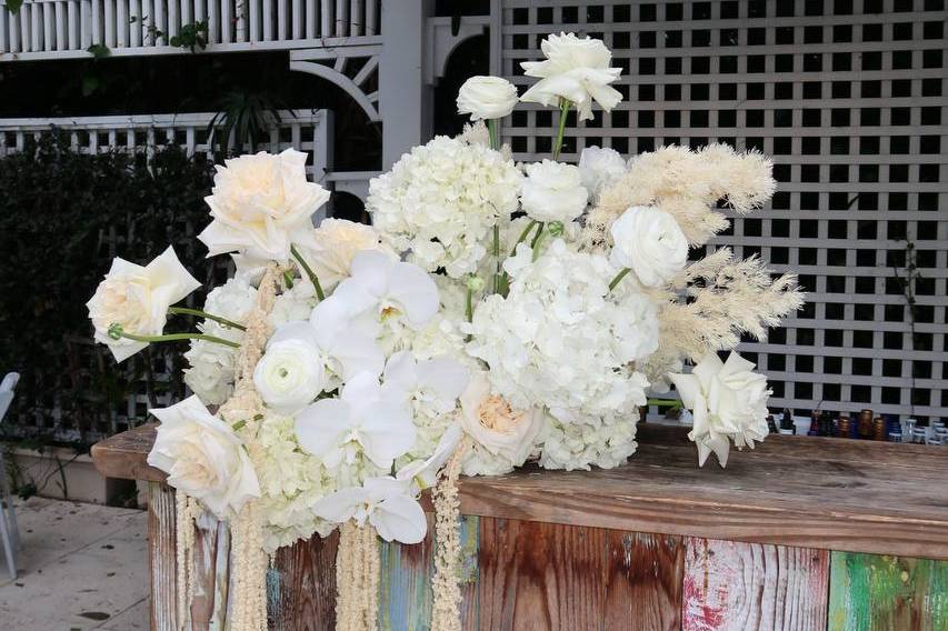 Romantic blush & white décor