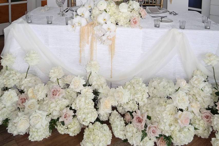 White & pink head table