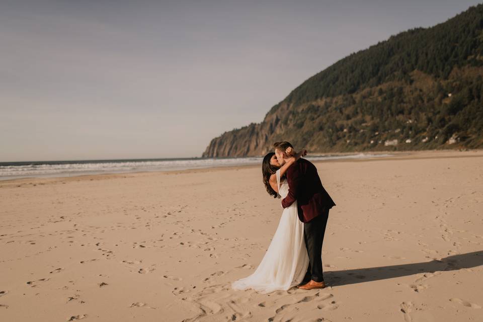 First kiss at the beach - Samantha Tarr Photography