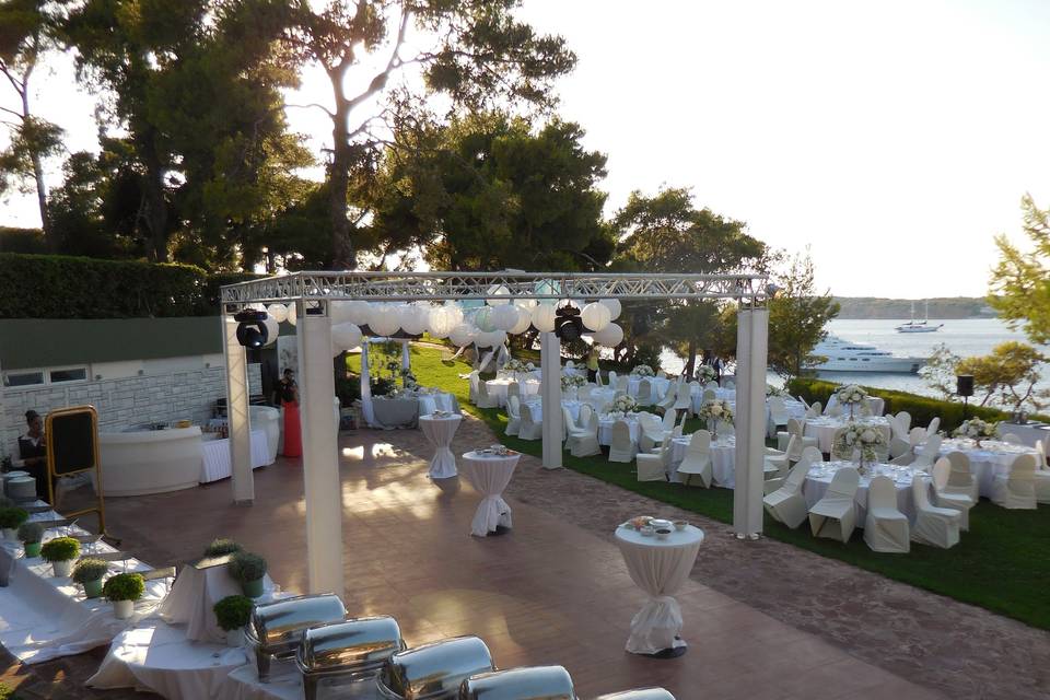 Wedding party next to the sea!