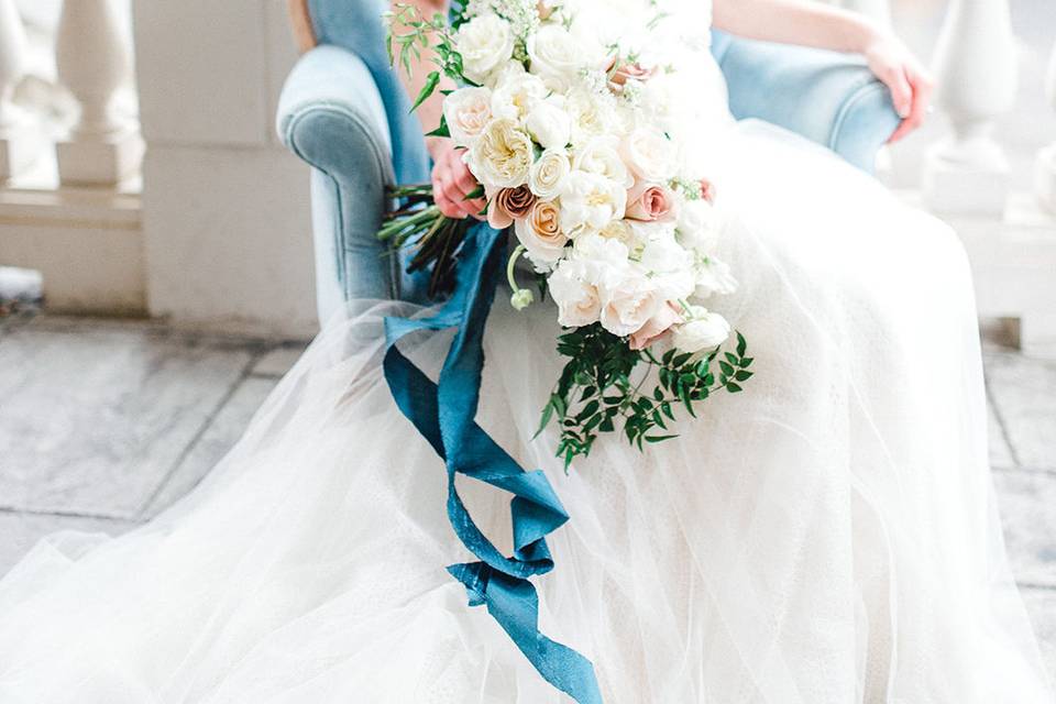 Bride with a stunning bouquet