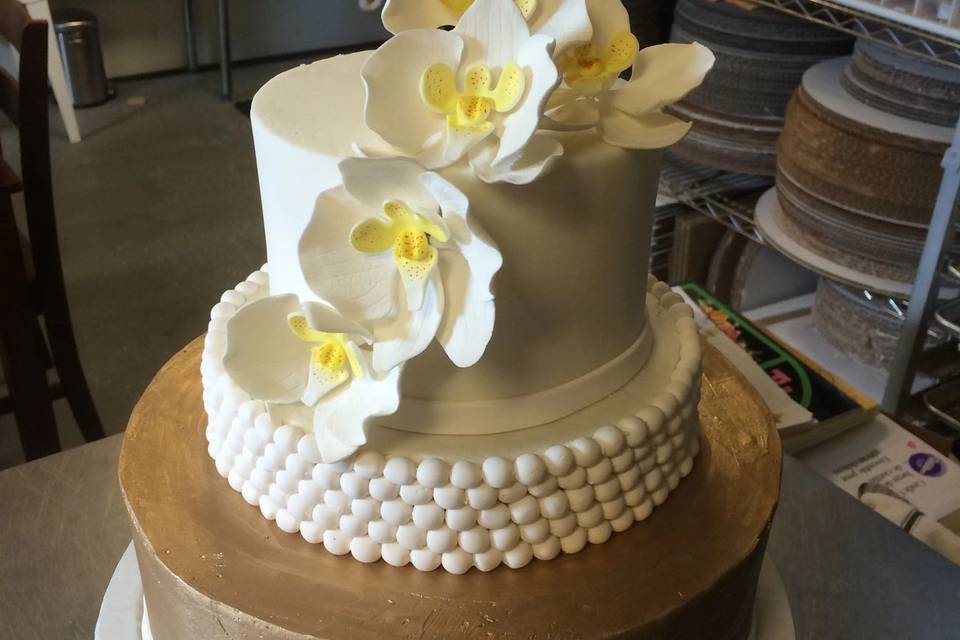 Sugar flowers and pearls