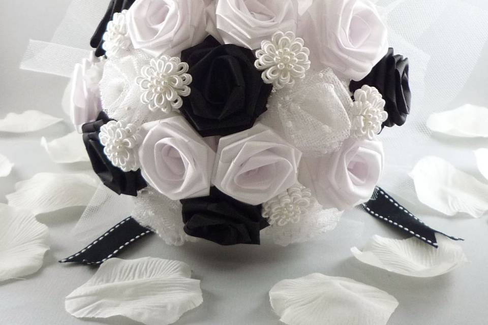 Classic Black and White Bouquet
For more info and pricing: https://www.etsy.com/listing/27768519/origami-wedding-bouquet-black-and-white
