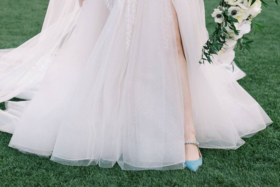 Gorgeous bride with blue shoes