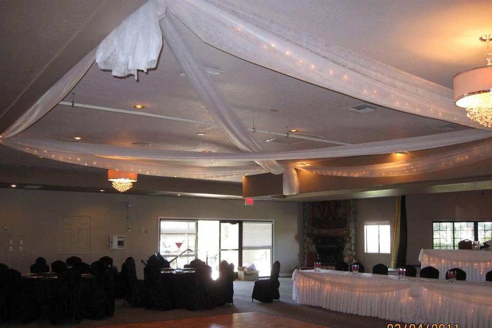 Sweetheart and Head Table with chairwraps and liighting
