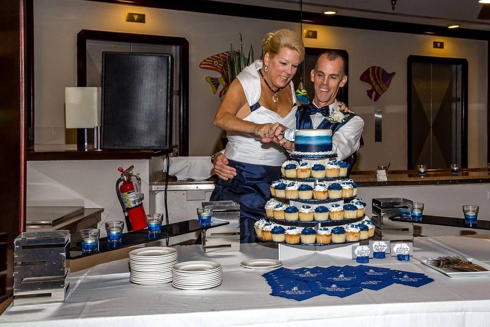 The trend these days is moving toward (actually BACK) to Cup cakes for Wedding cakes.
PHOTOGRAPHER: Steve Hyatt Photography - 727-992-5884
CAKE: Chantilly Cakes / Desiree Chamberlin - 727-530-0300