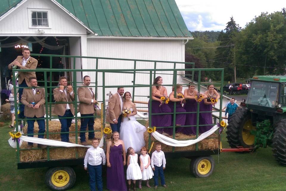 Newlyweds with the bridesmaids and groomsmen