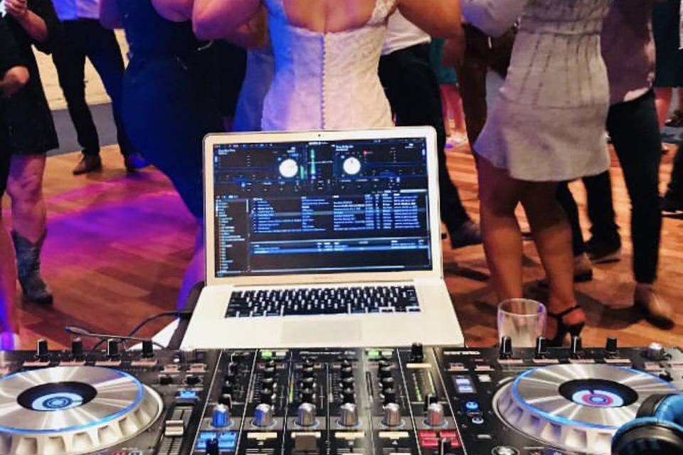 Everybody to the dance floor