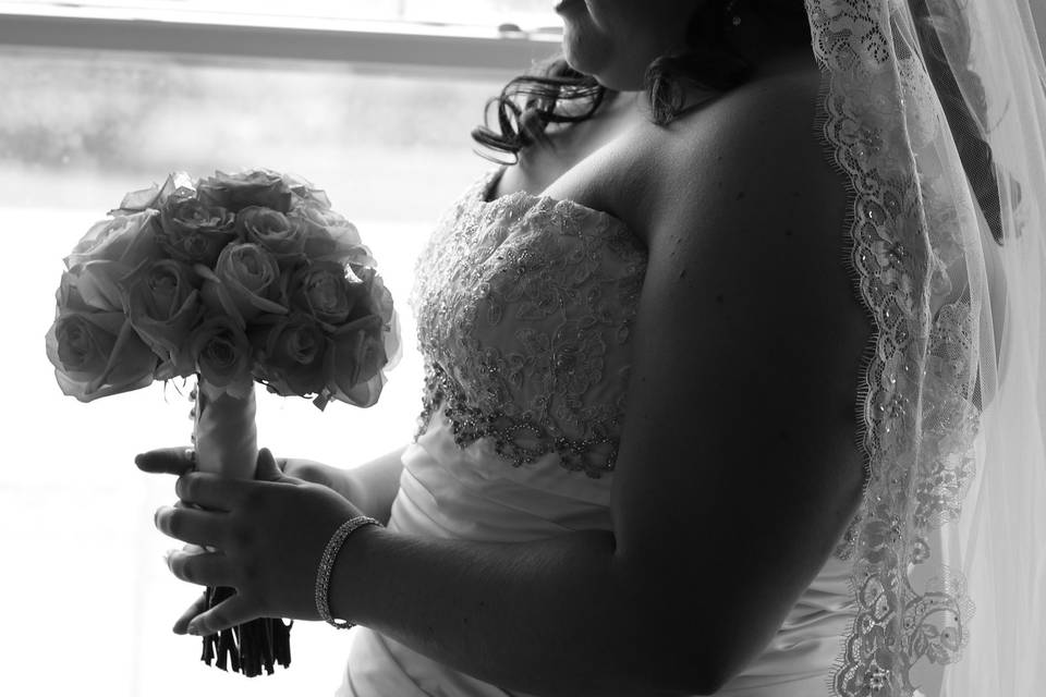 A vintage rose bouquet with diamond studs