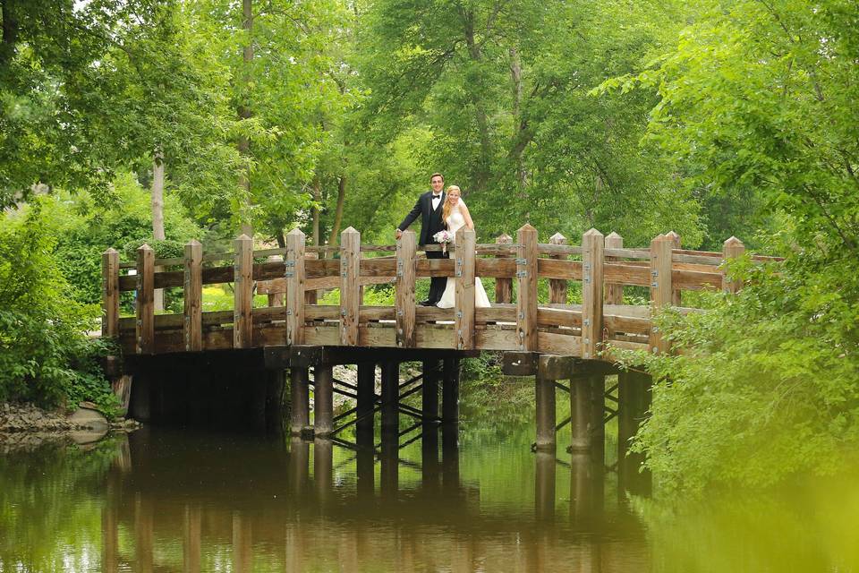 Couple surrounded by nature - Jdog Studios