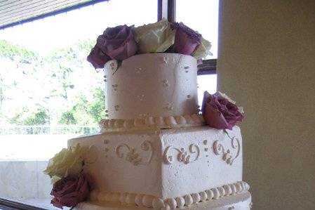 Adding fresh flowers to your wedding cake makes it enjoyable to look at and beautiful.