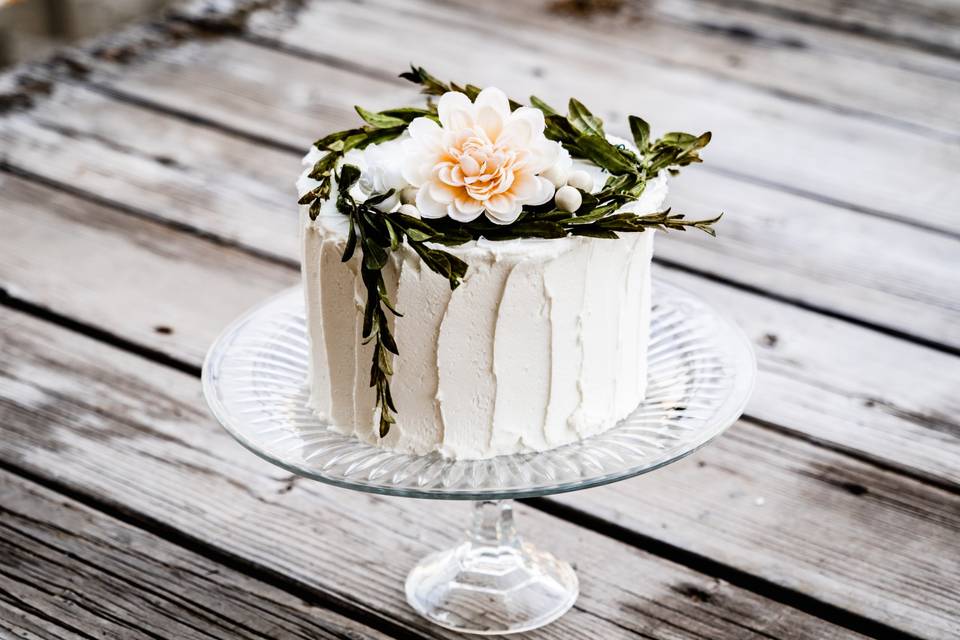 Single-tier wedding cake
