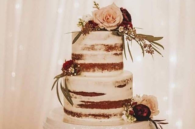 Wedding cake with rustic details