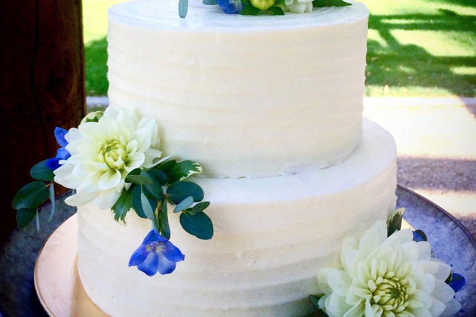Elegant country wedding cake