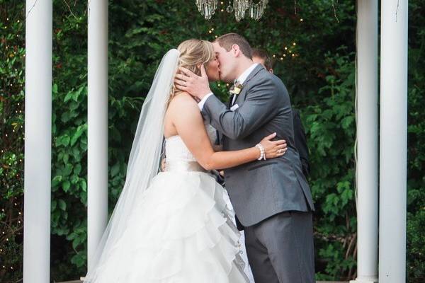 Garden ceremony kisses