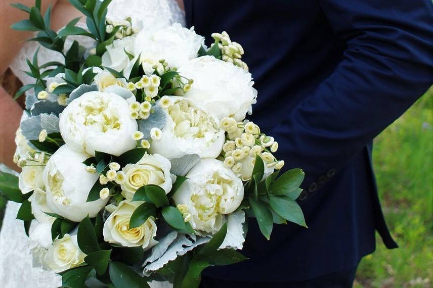 White peony and rose bouquet