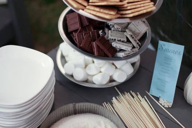 Simple S'mores StationPhotographer: Stefan & Audrey Photography