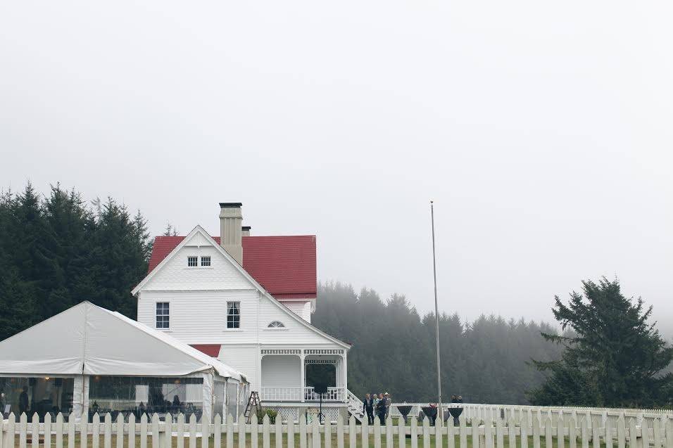 Venue: Heceta Head LighthousePhotographer: Stefan & Audrey Photography