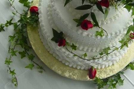Icing design with fresh flowers