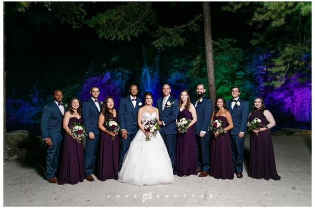 Couple with bridesmaids and groomsmen