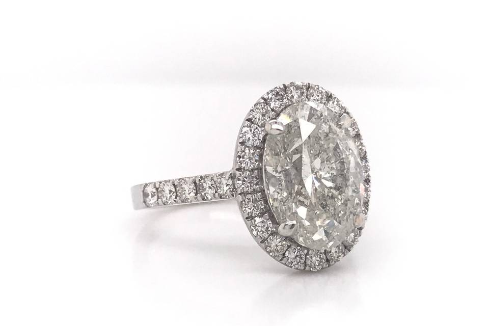 Oval engagement ring