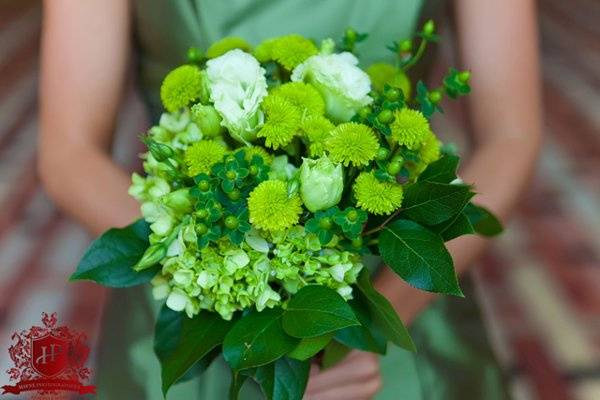 green bouquet, virginia wedding planner