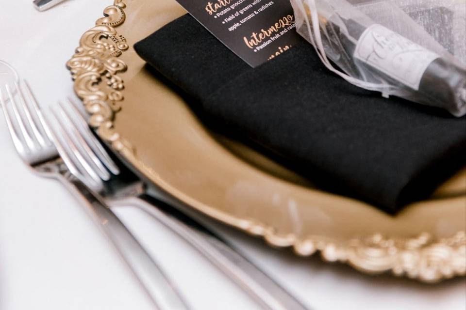 Table place setting with favor