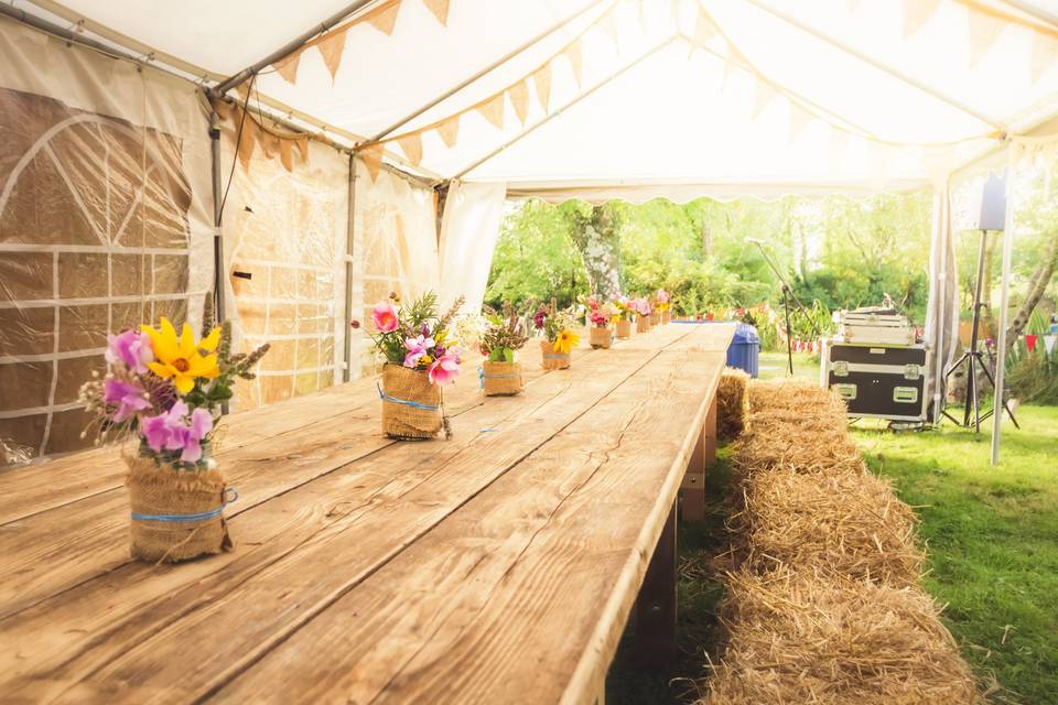 Frame tent with rustic décor