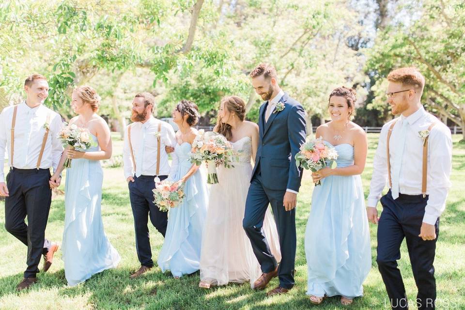 Couple with bridesmaids and groomsmen