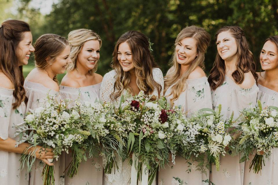 Stunning bridesmaids and bouquets