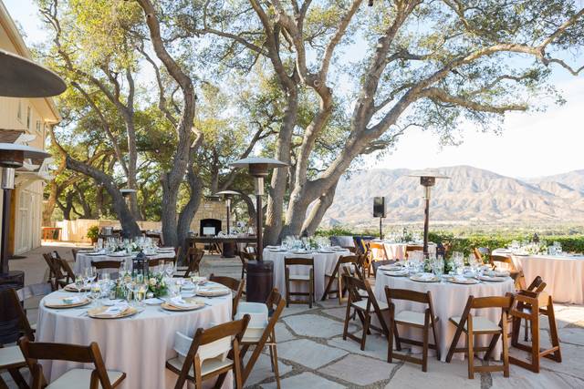 Outdoor dining experience | Chris and Jenn Photos
