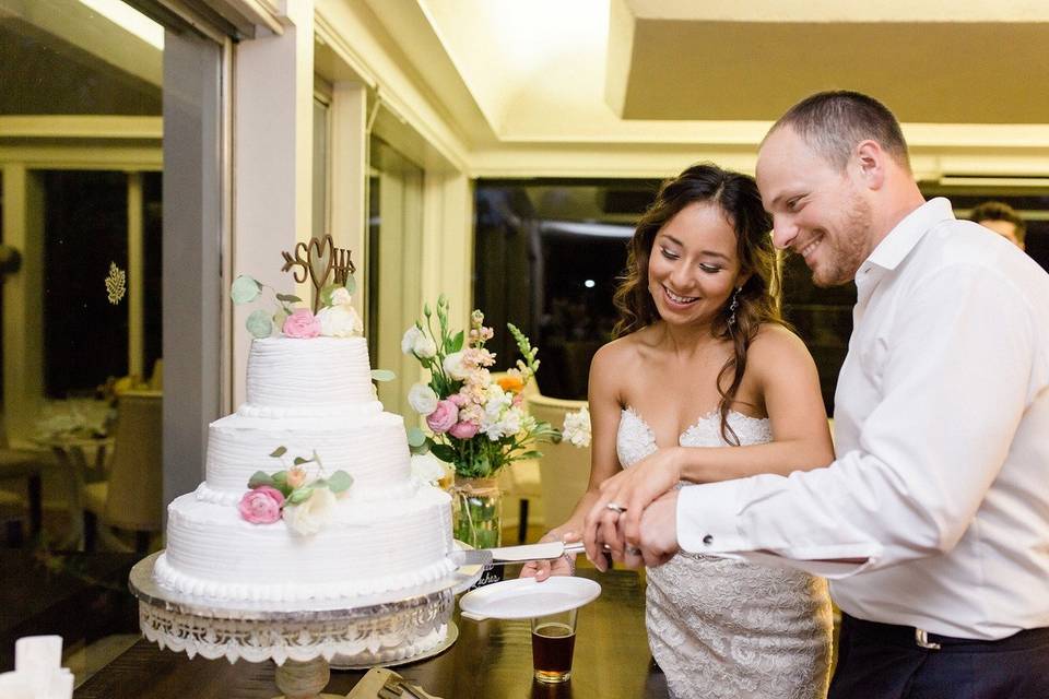 Slicing the cake | Rebecca Theresa Photography