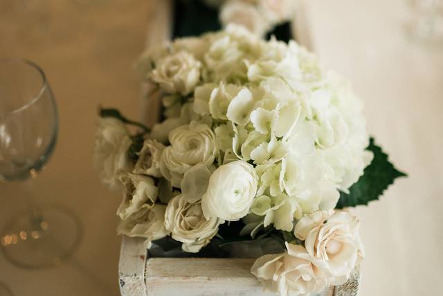 hand made rustic floral box and floral arrangement
photo by emilyvistaphotography-hudson valley