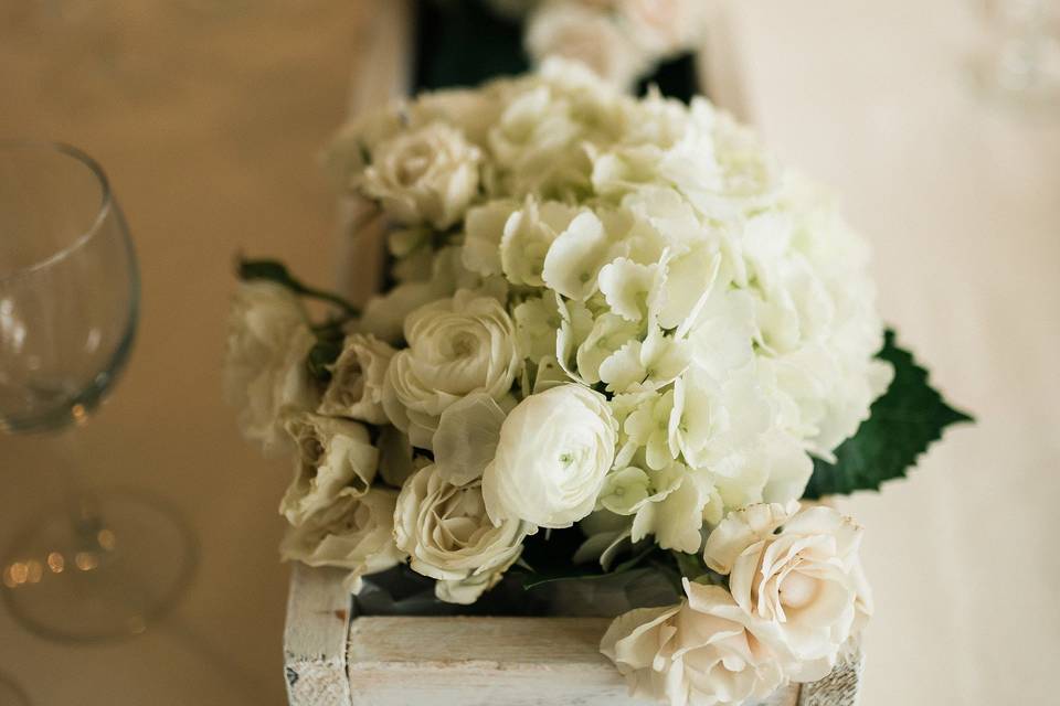 hand made rustic floral box and floral arrangement
photo by emilyvistaphotography-hudson valley