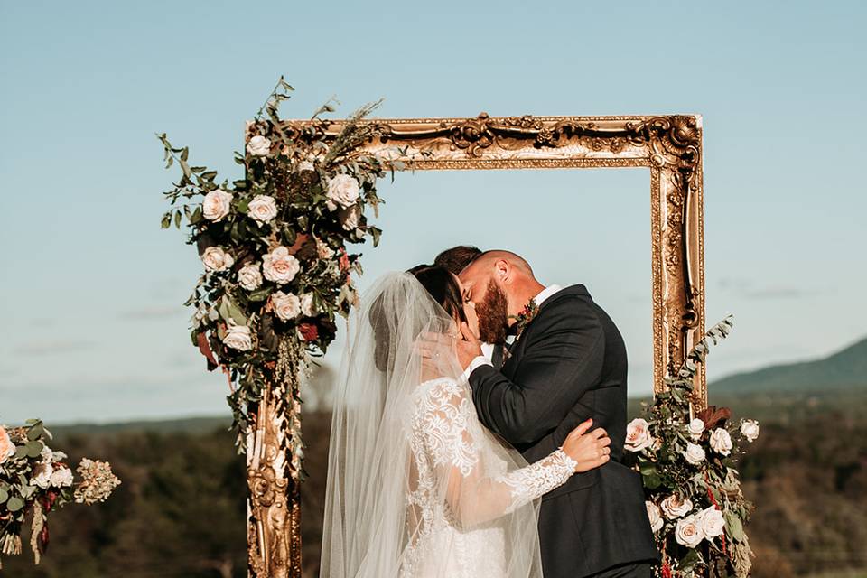 Kiss at the wedding | Paula B Photography