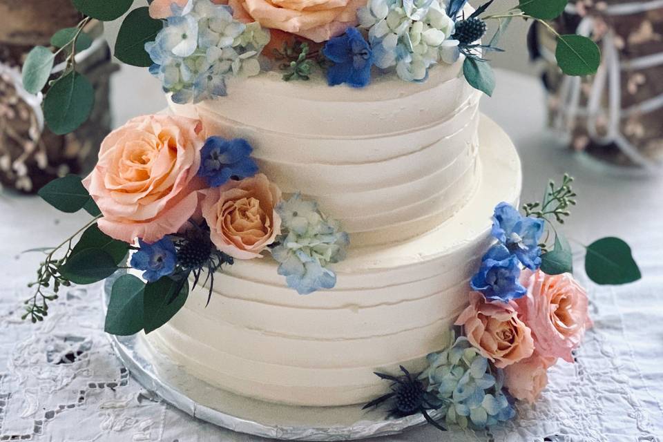 Naked cake with hydrangea