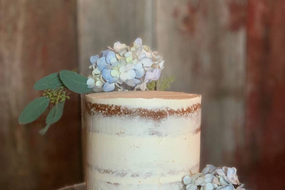 Naked cake with hydrangea