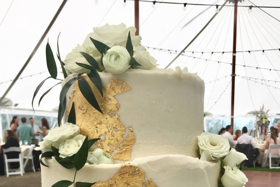 Palette mountains cutting cake