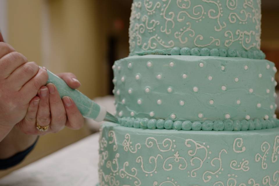 Cutting cake