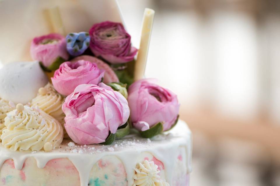 Fresh looking cake | Photography: Carrie PollardFlorals: Cassia Foret