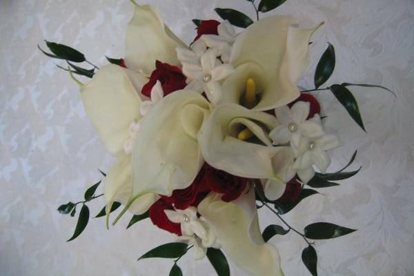 White calla lillys, red roses and stephonotis