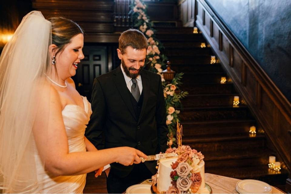 WEDDING COUPLE CAKE