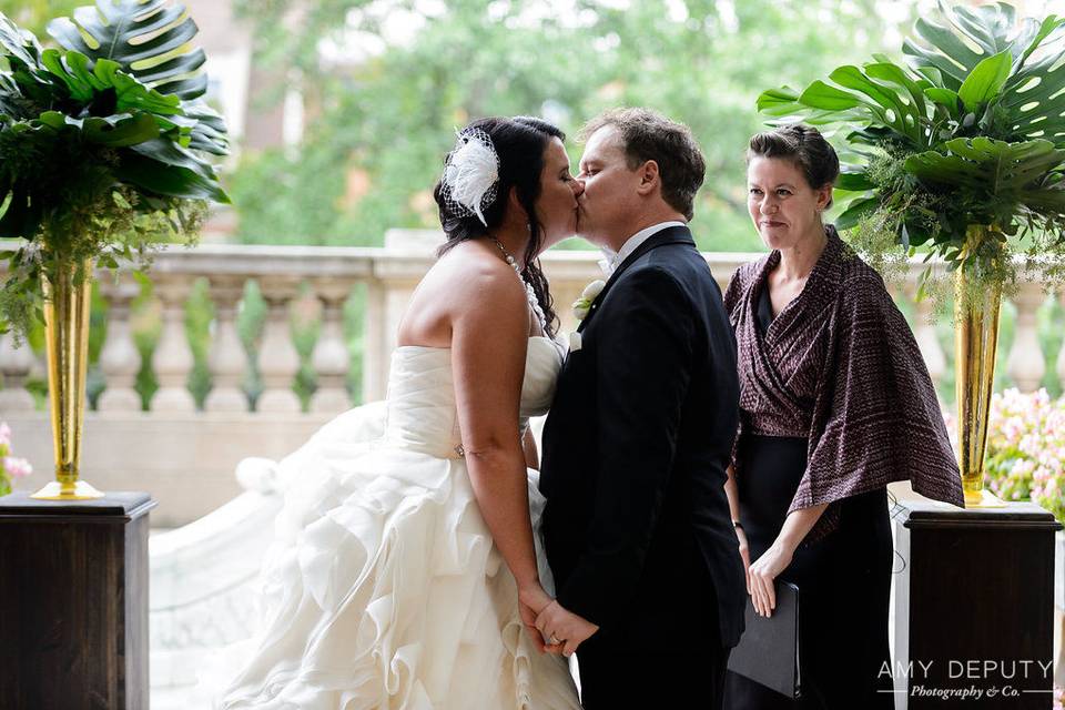 Wedding kiss | Amy Deputy Photography