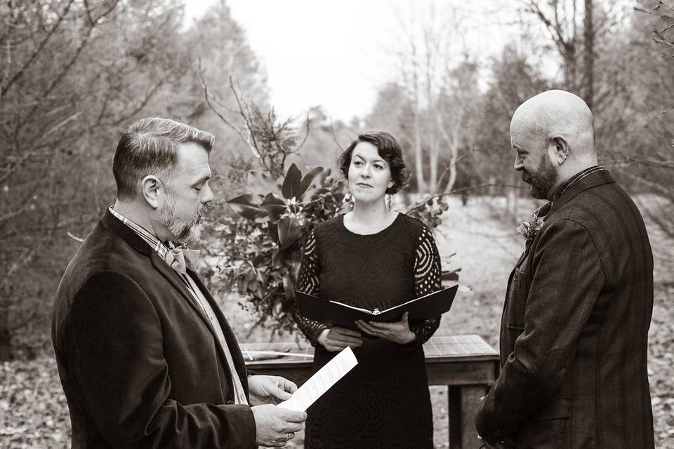 Wedding ceremony officiant | Lauren Kinsey Photography