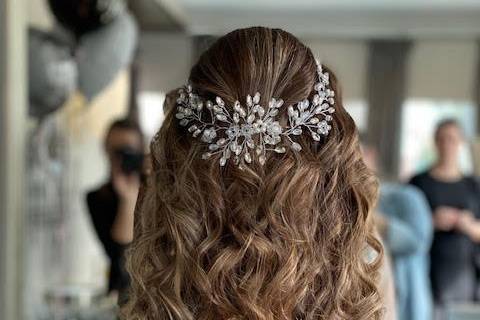Loose curls with headpiece