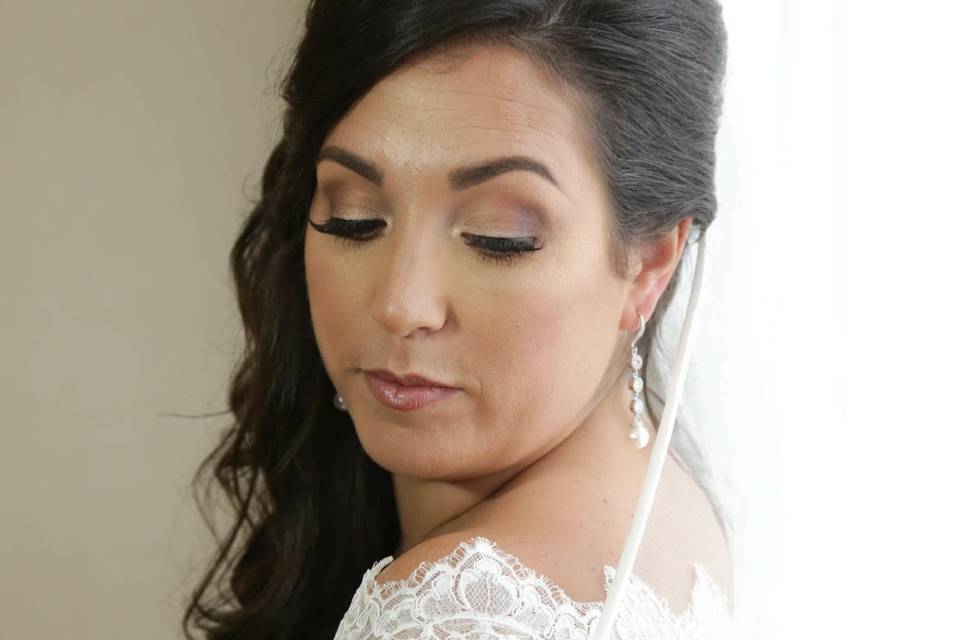 Chic bridal hair and makeup